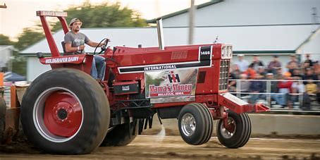 Tractor pull at fair